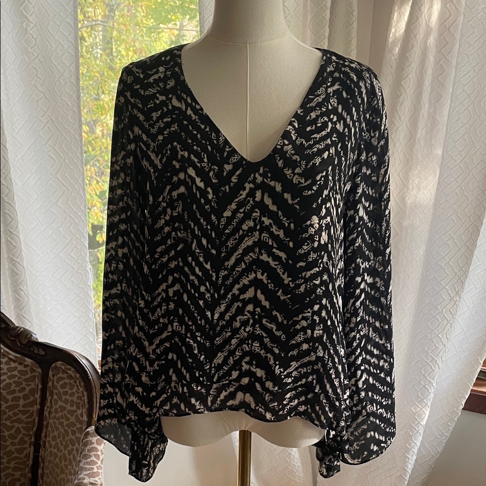 Parker Black Gray and White Patterned Blouse Bias Bell Sleeve Hi Low Top